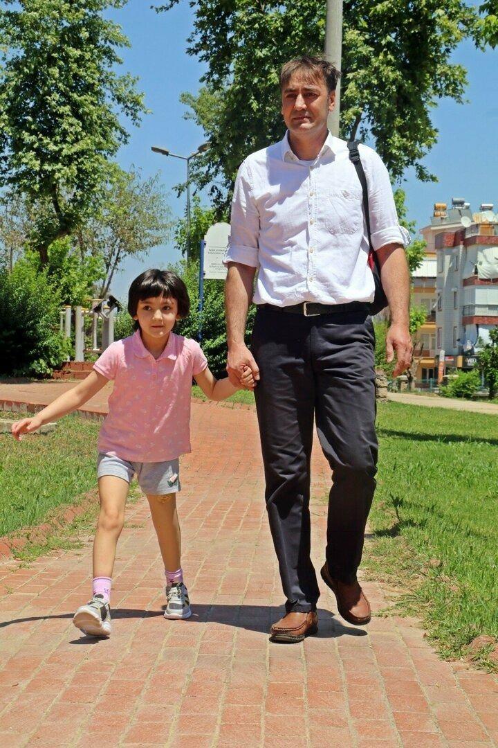 <p>Makara sistemiyle evde yürümeye çalışırken gündeme gelen küçük Özge,İstanbul’da yaklaşık 20 gün süren çalışmalar sonunda Özge yeni proteziyle taburcu oldu. Antalya’da kullandığı protezden daha gelişmiş özelliklere sahip proteziyle alıştırma yürüyüşleri yapan Özge tek başına yürüyüp merdivenleri de çıkabilir hale geldi.</p>

