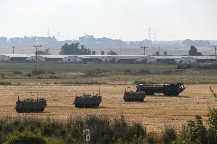 pGazze yakınındaki yığınak kapsamında, tanklar için siperler kazıldığı görülürken, İsrail askerlerinin hazırlığı objektiflere yansıdı./p 