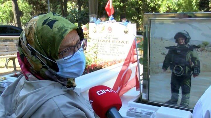 <p>Oğlu 3 yıl önce Şırnak Besler Deresi'ndeki Hudut Karakolu'na atılan füzenin infilak etmesi sonucu şehit olan baba Murat Mekan,Biz tabii daha önceki bayramlar gibi bir an önce gelsin, sevinç yaşayalım diyemiyoruz. Artık sevincimiz kalmadı. Çocuğumuz şehit olalı 3 yıl oldu. 3 yıldır bayramın gelmesini arzu bile etmiyoruz. Annelerin, eşlerin, çocukların gözyaşlarına artık dayanılmıyor. Şehit olalı 3 sene oldu ama bize hala 3 gün, 3 saat gibi geliyor. Sesi hala kulağımızda çınlıyor. Şırnak'ta Besler Deresi'nde, Hudut Karakolu'na atanmıştı. 24'üncü günde şehit oldu. Bize gelen raporda, 3 bin metreden karakola bir füze atıldığı ve infilak etmesi sonucunda çocuğumuza denk geldiği söylendi. Allahtan başka evlatlarımıza denk gelmedi, bir tek bizim çocuğumuz şehit oldu. Cümlesini rahmetle, minnetle anıyoruz dedi.</p>
