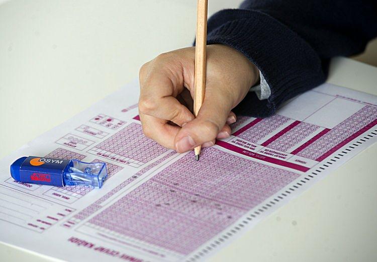 <p><strong>6- SINIF GEÇME KRİTERLERİ NASIL OLACAK? SINIFTA KALMA VAR MI?</strong></p>
<p>Herhangi bir değişiklik söz konusu değil. Başarısız ders sayısı en fazla 3 olanlar sorumlu olarak sınıflarını geçecek. Ancak alt sınıflar da dâhil toplam 6'dan fazla başarısız dersi bulunanlar sınıf tekrar edecek.</p>