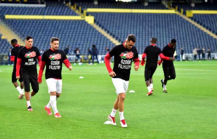 <p>Fenerbahçe ve Sivasspor, ısınma bölümüne Filistin’e destek tişörtleriyle çıktı</p>
