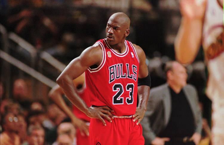 <p>Michael Jordan'ın NCAA'de yılın oyuncusu seçildiği 1982-83 sezonunda giydiği North Carolina Üniversitesi forması 13 Nisan'da satışa çıkarıldı.</p>
