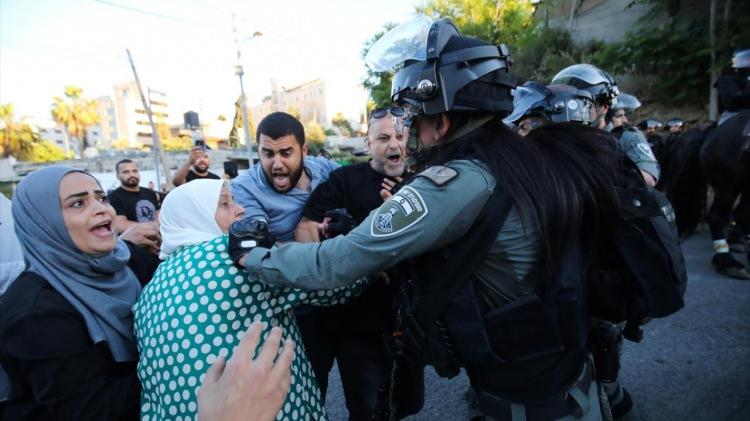 <p>Mahalle sakinlerinden bir aile, aracıyla evine dönmek istediği sırada İsrail polislerinin saldırısına uğradı.<br />
 </p>
