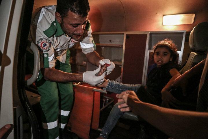<p>Gazze'nin batısındaki Rimal Mahallesi'nde sivillerin yaşadığı Hanadi Kulesi, İsrail'in saldırı tehdidinden kısa süre sonra hava saldırısıyla yıkıldı.</p>