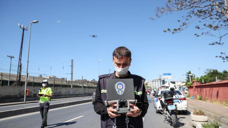 <p>İstanbul'da koronavirüs tedbirleri kapsamında uygulanan 'tam kapanma' kurallarına vatandaşların uyduğu gözlemlendi. Cadde ve sokaklarda sessizlik hakimken Trafik Şube Müdürlüğü ekipleri de dron destekli trafik denetimi gerçekleştirdi.</p>

<p> </p>
