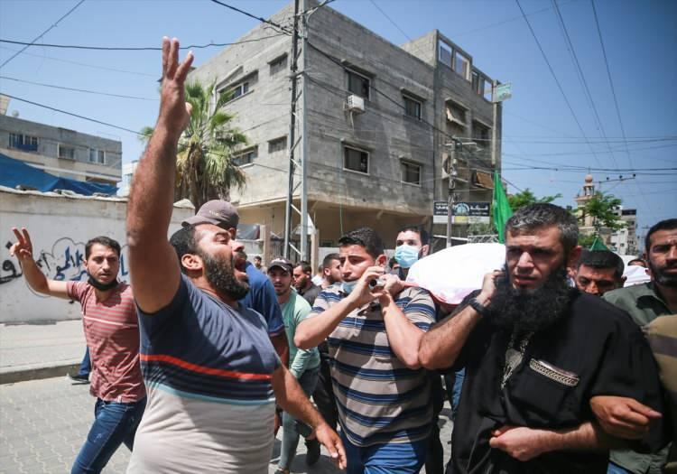 <p>İsrail'in Gazze'ye düzenlediği hava saldırısında hayatını kaybeden Filistinli baba Saber ve oğlu Muhammed Süleyman için cenaze töreni düzenlendi. Gazze'nin Cebaliye mülteci kampında düzenlenen cenaze törenine, çok sayıda kişi katıldı</p>
