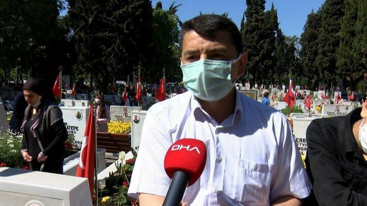 <p>Oğlu, kızı, eşi, kardeşi, babasının mezarı Edirnekapı Şehitliği'nde olanlar, yakınlarının mezarları başına gelerek dua etti. Kimi aile mezarlardaki çiçekleri sulayarak, kuruyan dalları temizledi.</p>
