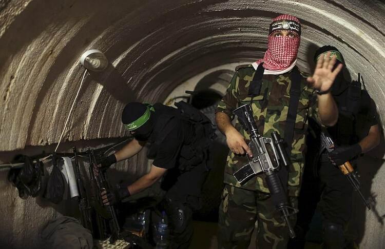 <p>İsrail'in Gazze'ye saldırıları sürerken, Hamas'ın bu saldırılara karşı koymak için kullandığı tüneller çatışmaların başladığı günden beri ilk kez görüntülendi. Günlerdir süren İsrail saldırılarından dolayı 139 Filistinli hayatını kaybetti.</p>

<p> </p>

<ul>
</ul>
