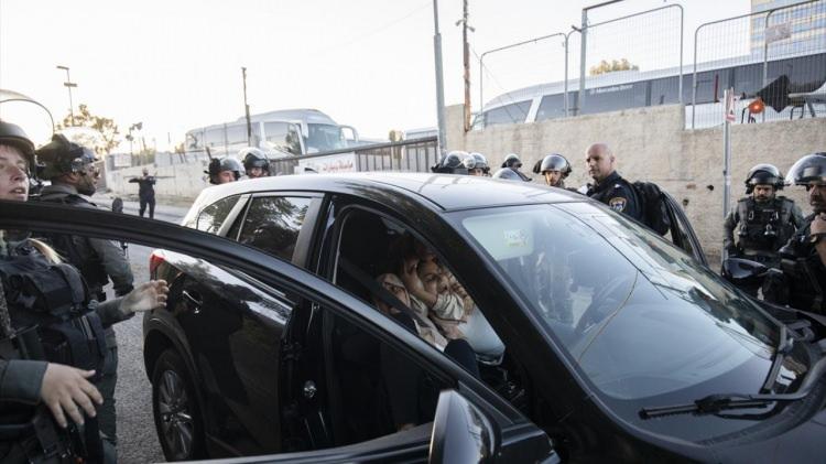 <p>Polislerden biri, zorla arabadan almaya çalıştığı sırada kadın sürücünün başörtüsünü çıkardı.<br />
 </p>
