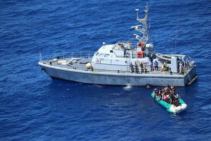 <p>Güvenlik kaynaklarından alınan bilgiye göre, Libya açıklarında görevli TCG Gaziantep fırkateyni 13 Mayıs’ta Khoms Limanı’nın 28 mil açığında içinde düzensiz göçmenlerin bulunduğu lastik bir bot tespit etti.</p>
