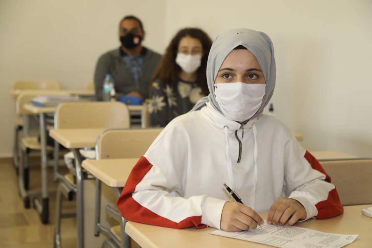 <p><strong>9- SORUMLULUK SINAVLARI NASIL YAPILACAK?</strong></p>
<p>2020-2021 eğitim ve öğretim yılının ikinci döneminin son iki haftası içinde yapılması gereken sorumluluk sınavları, 21 Haziran - 2 Temmuz 2021 arasında yüz yüze yapılacak.</p>
