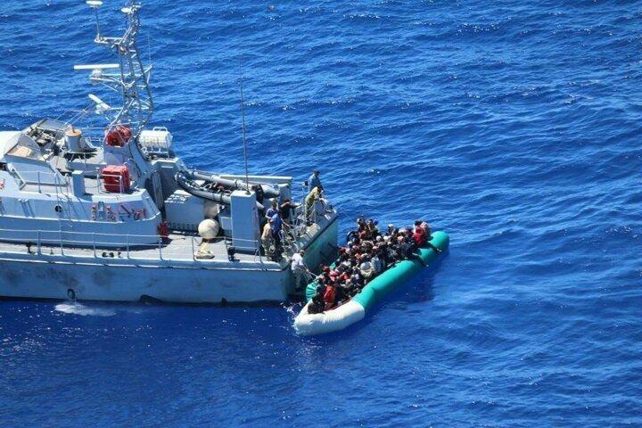 <p>Libya açıklarında batmak üzere olan şişme bottaki 97 düzensiz göçmen, bölgede görev yapan Deniz Kuvvetleri Komutanlığına ait TCG Gaziantep'in girişimi ve Libya Sahil Güvenliğinin müdahalesiyle kurtarıldı.</p>

<p> </p>
