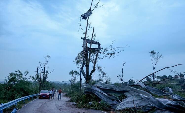 <p>Kasırga 27 evi yıkıp geçti, 130'u aşkın ev ise hasar gördü. İki gökdelen inşaatında vinçler devrildi, yerel medya harabeye dönen şehirde 218 kişinin de yaralandığını aktardı.</p>
