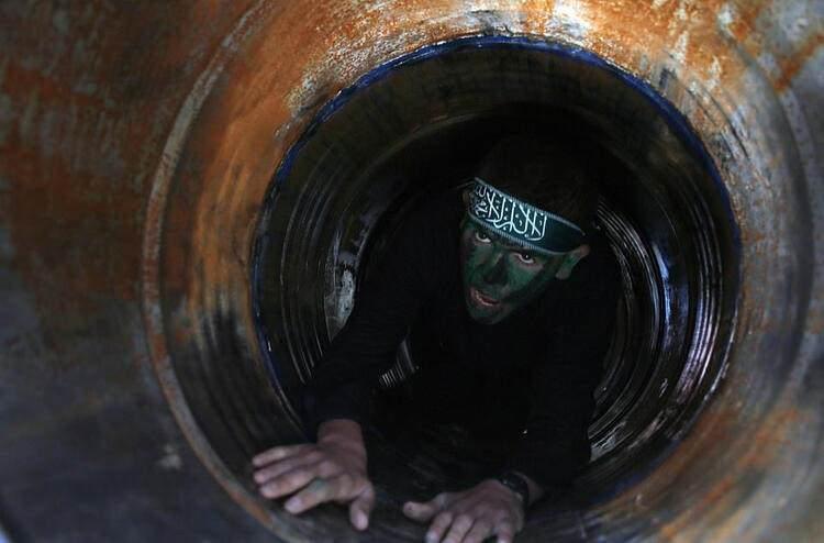 <p>İngiliz Daily Mail gazetesinde yer alan habere göre, IDF bu 'yanlış anlaşılmayı' bilerek servis etti. Amaç ise Hamas'ı bir kara istilasının başladığına inandırmaktı.</p>
<p> </p>