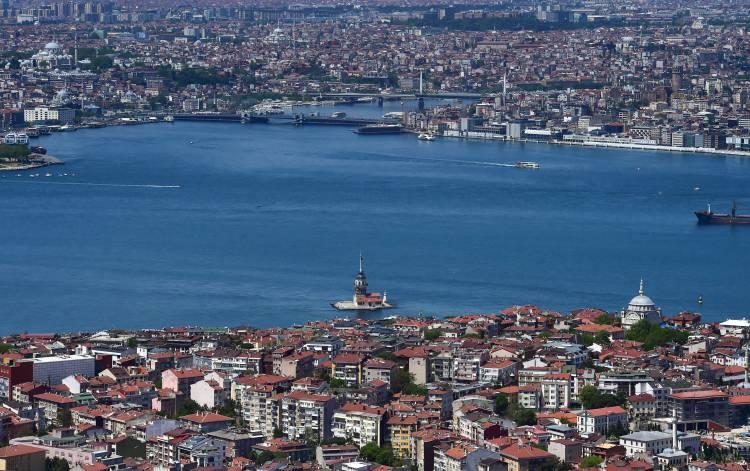 <p>Eşsiz tarihi dokusu ve turistik yerleriyle her yıl milyonlarca kişinin ziyaret ettiği megakent İstanbul’un güzelliği helikopterle havadan görüntülendi.<br />
 </p>
