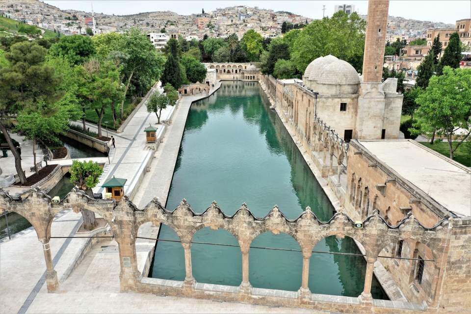 <p>Dalış yaptığı bölgelerde balık ölümüne rastlamadığını ancak yere bağımlı canlıların üzerinde gözlemlediğini aktaran Ekşiyan, "Bizim elimizle temizlememizle o mercanlar temizlenmez, bir saat sonra yine çöker. Müsilaj mercanların olsun diğer canlıların olsun, nefes ve gıda almasını etkileyebilir. Mercanları gördüğümde hepsi kapalıydı, kendini korumaya almıştı. Ne kadar aç kalabilecek, ne kadar havasız alabilecek? Bunu ileriki zamanlarda göreceğiz. Arıtmanın bu duruma faydalı olacağını düşünüyorum. Su yüzeyinde gördükleriniz ölüleriydi, denizin dibi devam etmekte." değerlendirmesini yaptı.</p>

<p> </p>
