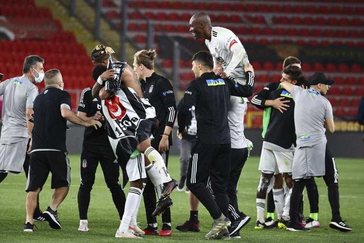 <p>Göztepe’yi deplasmanda 2-1 mağlup ederek şampiyonluğunu ilan eden Beşiktaş’ta maçın ardından Teknik Direktör Sergen Yalçın gözyaşlarını tutamadı.</p>
