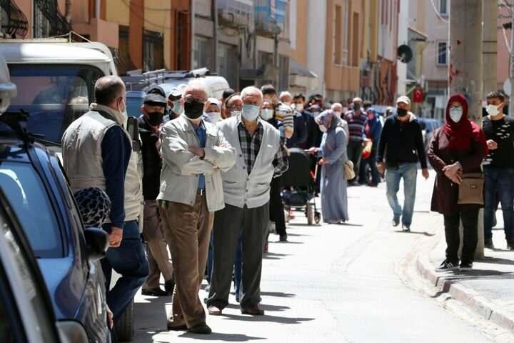 <p>İl Emniyet Müdürlüğü ekipleri sokaktaki uzun kuyrukta bekleyenleri sık sık sosyal mesafe kuralarına uymaları için uyardı. Yaklaşık 2 ton baklava 3 saatte tükendi. Yoldan geçenlerde uzun kuyruğu cep telefonu kamerasıyla görüntüledi.</p>
