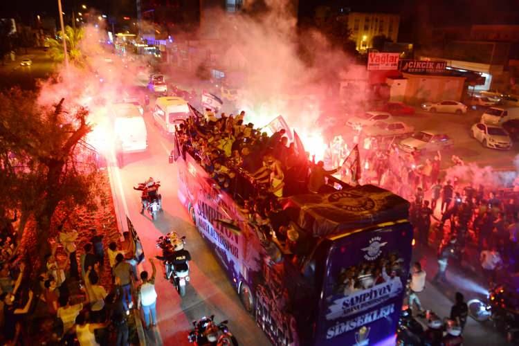<p>Adana Havalimanı'nda kendileri için hazırlanan üstü açık otobüse binen kafile, polis eskortuyla kentte şampiyonluk turu attı. Koronavirüs salgınına karşı uygulanan sokağa çıkma kısıtlamasına rağmen sokağa dökülen Adana Demirspor taraftarları, yol kenarında meşaleler yakıp, futbolcuları selamladı. Kafileyi taşıyan otobüs, Atatürk Caddesi, Bülent Angın Bulvarı, Turgut Özal Bulvarı ve Şehitler Bulvarı'ndan geçerek kulüp tesislerinde turu bitirdi. Tesislerde de konfeti ve meşalelerle karşılanan kafile için havai fişek gösterisi yapıldı.<br />
 </p>
