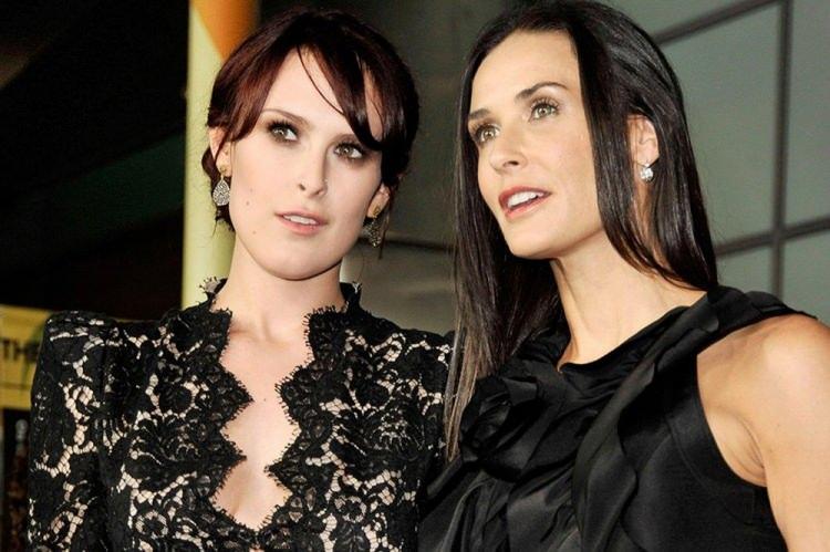 <p><strong>DEMİ MOORE VE RUMMER WİLLİS</strong></p>