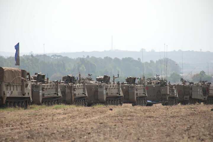 <p>İsrail ordusu, abluka altındaki Gazze Şeridi sınırına çok sayıda tank, zırhlı araç ve asker sevk ederek askeri yığınak yaptı.</p>

<p> </p>
