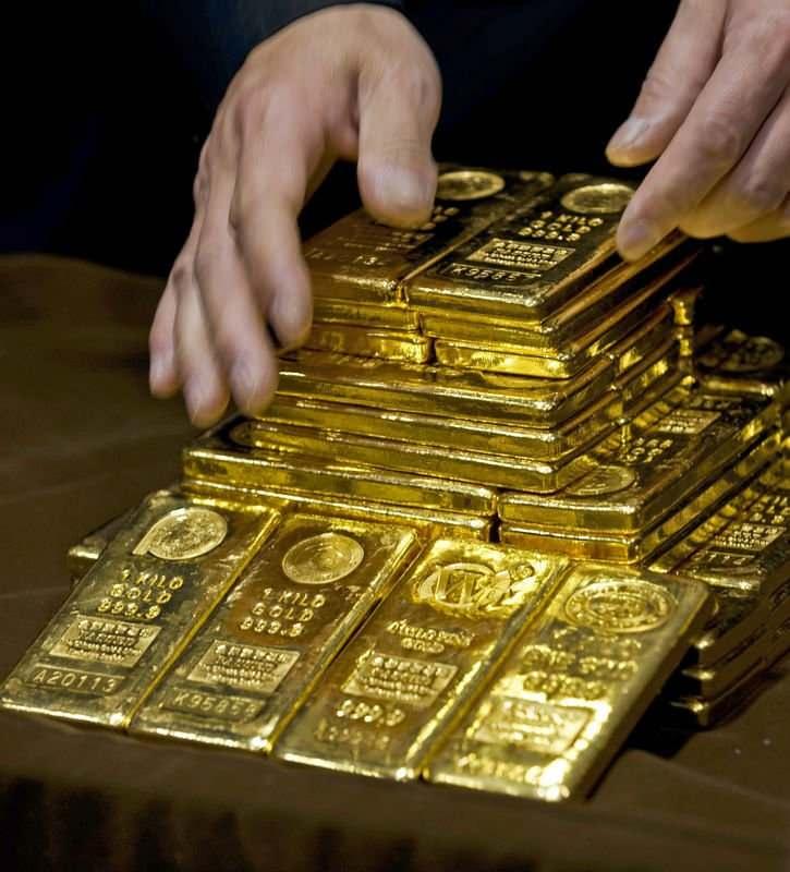 <p>Gram altını oluşturan bu iki dinamiğin de yukarı yönde kuvvetli seyretmesi gram altını destekledi. Her ne kadar son dönemde dolar kuru yatay seyredip, ons altında yükselişler yaşansa da genel resimde bu iki dinamik önemli rol oynuyor. Geçen hafta ABD’den gelen çok zayıf istihdam verilerinin ardından dolar küresel bazda ciddi bir değer kaybı yaşadı. Yalnız dolar kurundaki düşüşler çok sınırlı kaldı. ABD’nin 10 yıllık faizlerinin yüzde 1.60’ta seyretmesi dolar endeksindeki zayıflığın geçici olacağına yönelik sinyal veriyor. Yurtiçinde enflasyon riskinin devam etmesi ve TCMB’nin sıkı duruş politikasından vazgeçme sinyalleri dolar kurunda yukarı yönde risk getiriyor. Teknik olarak 8.00 üzerinde kalınması yükselişleri destekleyecektir. 8.50 ise kritik direnç olarak izlenmelidir. Bu eşik geçilirse liradaki zayıflık derinleşebilir. Bu da gram altın için pozitif olacaktır.</p>