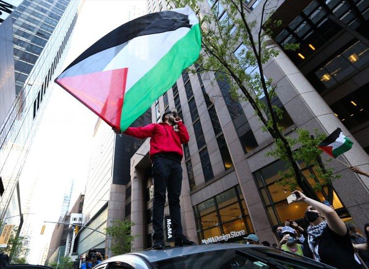 <p>New York'ta İsrail'in işgali ve Gazze'ye yönelik hava saldırılarını protesto eden ABD'liler, Başkan Joe Biden yönetiminden ABD'nin İsrail'e yönelik askeri yardımlarını kesmesi talebinde bulundu. Manhattan'ın işlek caddelerinden birinde toplanan yüzlerce gösterici, İsrail'in Filistin işgalini, Filistinli ailelerin zorla evlerinden tahliyesini, Gazze'ye yönelik hava saldırılarını ve Filistinli sivil ölümlerini protesto etti.</p>
