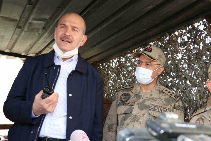 <p>Bakan Soylu, Gabar Dağı'nda bulunan üs bölgesindeki ziyareti kapsamında güvenlik güçleriyle kahvaltı yaptı. Kahvaltı sırasında Bakan Soylu, Ramazan Bayramı nedeniyle Suriye'nin Afrin kentinde görev yapan güvenlik güçleriyle bir araya gelen Emniyet Genel Müdürü Mehmet Aktaş ile görüntülü görüştü. Görüşmede Emniyet Genel Müdürü Aktaş, "Kardeşlerimizin can ve mal güvenliğini sağlayan onları PKK/PYD terör örgütünün zulmünden koruyan kahramanlarımızla birlikteyiz. Arkadaşlarla bayram namazını eda ettik" diye konuştu.</p>
