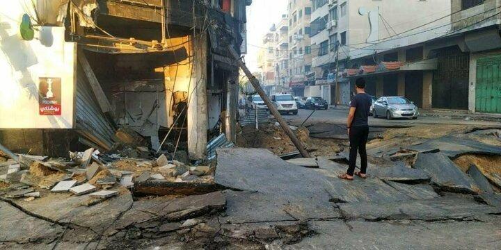 <p>Ambulansların hastanelere ulaşmasını engellemek isteyen İsrail'in bombalamaları sonucu yollar kullanılamaz halde.</p>
<p> </p>