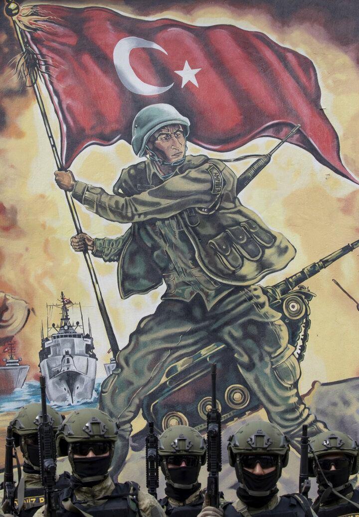 <p>Amfibi Deniz Piyade Tugayında personel, keskin nişancı, tahrip, komando ihtisas, bot operatörü gibi çeşitli ihtisas kurslarına gönderiliyor.</p>