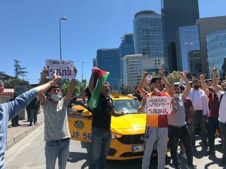 <p>Dün gece Levent'te bulunan İsrail Konsolosluğu'ndaki protestoların ardından, bugün Esenyurt'tan gelen bir grup taksici konsolosluk önünde eylem yaptı.</p>
