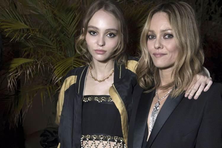 <p><strong>VENASSA PARADİZ VE LİLY ROSE DEPP</strong></p>
<p> </p>