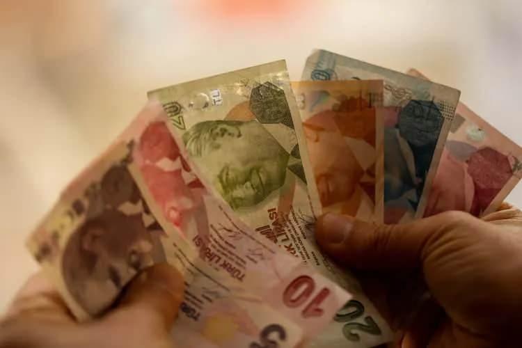 <p>700 bin işçinin hesabına en az bin 108 lira yatırılacak Kamu işçilerine her yıl 52 günlük ikramiye veriliyor. 26 günlük tutar yılın ilk yarısında ödenirken, yılın ikinci yarısında da Cumhurbaşkanı kararıyla 26 günlük ödeme daha yapılıyor. İkramiye brüt ücretten hesaplanıyor ve bundan SGK primi ile gelir ve damga vergisi kesintisi yapılıyor.</p>