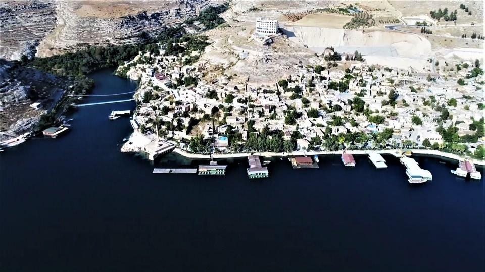 <p>Müsilajın en çok 28-30 metre aralığında yoğun olarak gözlendiğini ifade eden Ekşiyan, "Periyodik şekilde takip ediyoruz. Dipte Akdeniz suyu var müsilaj oraya pek inmiyor ama 25 metreler karşınızdakini göremeyecek kadar yoğun." dedi.</p>

<p> </p>
