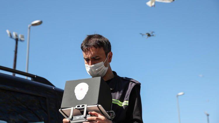 <p>İstanbul Emniyet Müdürlüğü Trafik Şubesi ekipleri tarafından Sirkeci arabalı vapur iskelesinin önünde, gerçekleştirilen havadan dron destekli denetimlerde, kurallara uymayan sürücüler belirlenirken tam kapanmadan muaf olan sürücülerin izin ve seyahat belgeleri kontrol edildi.</p>
