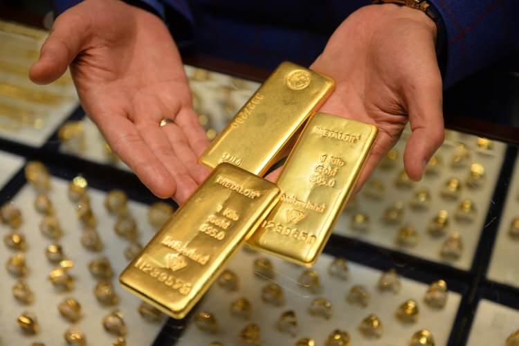 <p>Yurt içinde gram altın fiyatları ise, hem ons hem de dolar kurundaki hareketten etkilenerek hareket ediyor. Fed'in olası sıkılaştırma mesajı ons altını baskılasa bile, bu durum küresel düzeyde doları güçlendireceğinden, gram altın için aşağı yönlü baskıyı hafifletecektir. Bununla beraber orta ve uzun vadede uzmanlar gram altın fiyatları için yükseliş trendinin korunacağı yönünde açıklamalar yapıyor.</p>