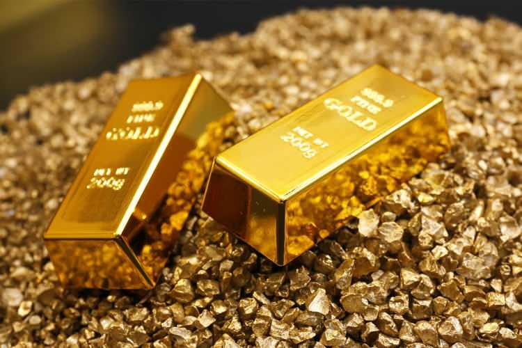 <p>Altın fiyatları 2020 yılının son çeyreğinde başlayan düşüş trendini Nisan ayıyla beraber kırdı. Gram altın fiyatları 2021 yılının zirvesini tazelerken, ons altın ABD'de ekonomisinin artan enflasyon ve enflasyon beklentilerinin etkisiyle, 1850 dolar kritik bandına yöneldi.</p>
