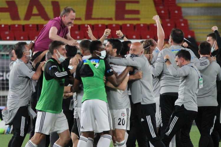 <p>Beşiktaş'ın şampiyonluğunun habercisi ikizler oldu. Şampiyon olduğu her yıl futbol takımında bulunan bir oyuncunun ikizinin olması gözlerden kaçmadı. Dünkü başarısından sonra ise akıllara Cyle Larin'in Ağustos ayında doğan ikizleri geldi. </p>