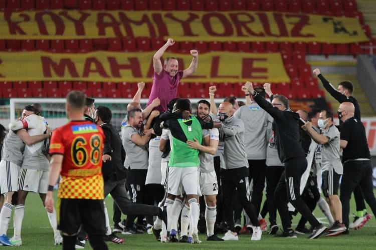 <p>Süper Lig'te şampiyon olan Beşiktaş büyük sevinç yaşattı. 16. kez bu mutluluğu yaşayan Beşiktaş'taki ikiz olayı bir kez daha dikkatleri çekti. </p>