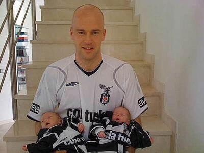 <p><strong>2008 </strong></p>
<p>Fabian Ernst'in ikizleri oldu, Beşiktaş şampiyon oldu</p>