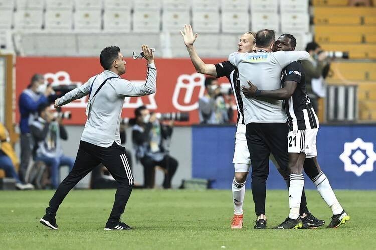 <p>PUAN VE AVERAJ EŞİTLENİRSE ŞAMPİYON KİM OLACAK? </p>

<p>Son haftaya 2 averaj farkıyla giren Beşiktaş ve Galatasaray'ın, sezonun bitiminde averajları da eşitlenirse sezon boyunca en çok gol atan takım şampiyon olacak.</p>
