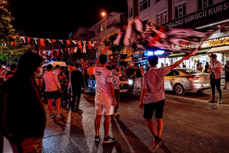 <p>Süper Lig'de 2020-2021 sezonunu şampiyon tamamlayan Beşiktaş'ta siyah-beyazlı taraftarlar, şampiyonluğu Bahçelievler'de kutladı.</p>
