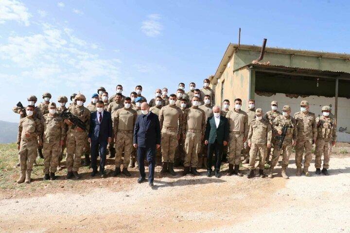 <p>İçişleri Bakanı Süleyman Soylu, Ramazan Bayramı nedeniyle Eruh ilçesindeki Gabar Dağı'nda bulunun Akrep Tepe Üs Bölgesi'ndeki güvenlik güçlerini ziyaret etti.</p>
