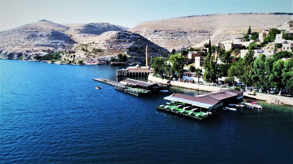 <p><strong>- "Müsilaj kirli ortamı seviyor"</strong></p>
<p>Büyükada sakinlerinden dalgıç Serco Ekşiyan, AA muhabirine, uzun yıllardır dalış yaptığını ve müsilajı ilk kez 2006'da görüntülediğini, müsilajın hangi metrede başlayıp, hangi metrede bittiğini gözlemlemeye çalıştığını anlattı.</p>
<p> </p>