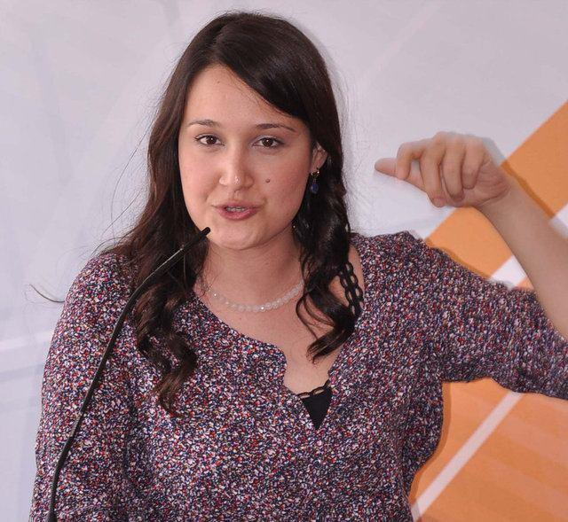 <p><span style="color:#800080"><strong>GUPSE ÖZAY</strong></span></p>

<p>Savaşlarda kurşun sıkanlardan çok çocuklar ölüyor.</p>

