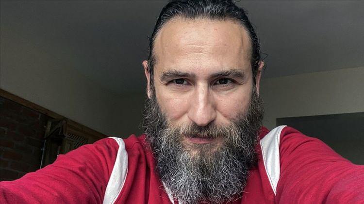 <p><span style="color:#800080"><strong>ALİ NURİ TÜRKOĞLU</strong></span></p>
<p>Bu ülkede, <br />
özellikle de sosyal medyada <br />
teröriste terörist demek <br />
hala en etkili turnusol kağıdı. <br />
Bütün gizli saklı teröristler ve sevicileri iyot gibi açığa çıkıyor.”</p>
<p> </p>