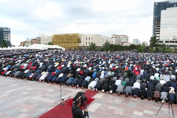 <p><strong>ARNAVUTLUK</strong></p>

<p>Arnavutluk'ta da bayram namazı başkent Tiran'daki İskender Bey Meydanı'nda Kovid-19 protokolleri uyarınca kılındı. Program kapsamında Kur'an-ı Kerim okundu, dualar edildi.</p>
