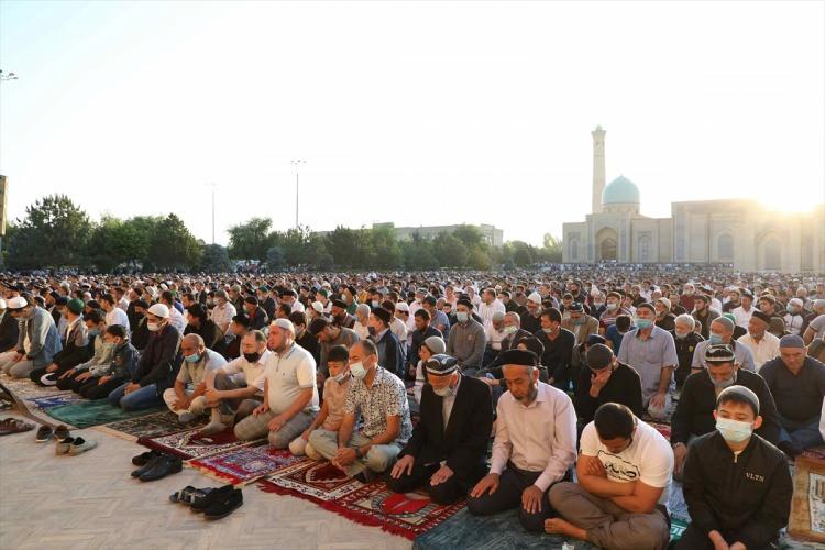 <p>Başkent Taşkent'te binlerce kişi bayram namazı için camileri doldurdu. Müslümanlar, camilerde yer kalmayınca cami bahçelerinde namaz kıldı. Camilerin bulunduğu cadde ve sokaklar trafiğe kapatıldı.</p>

<p> </p>
