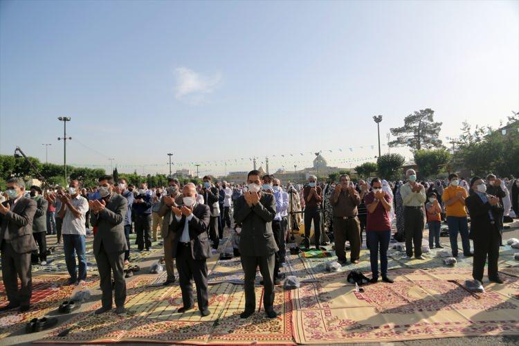 <p>Tahran'ın güneyindeki Şah Abdulazim Türbesi'nde kılınan bayram namazında İsrail'in saldırılarına uğrayan Filistinliler için dua edildi.</p>

<p> </p>
