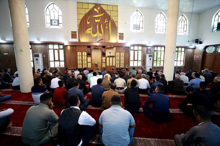<p><strong>IRAK</strong></p>
<p>Irak'ın Süleymaniye kentindeki Müslümanlar, Ramazan bayramı namazını, yeni tip koronavirüs (Kovid-19) tedbirleri altında Mevlevi Camisi'nde kıldı.</p>
<p> </p>